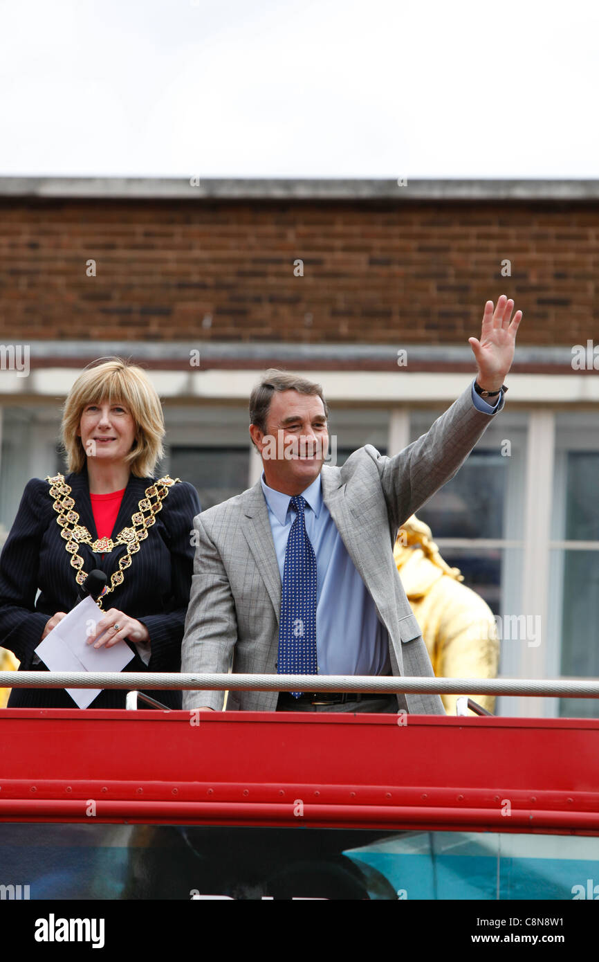 Nigel Mansell ex racing driver pone con Anita Ward il sindaco di Birmingham. Foto Stock