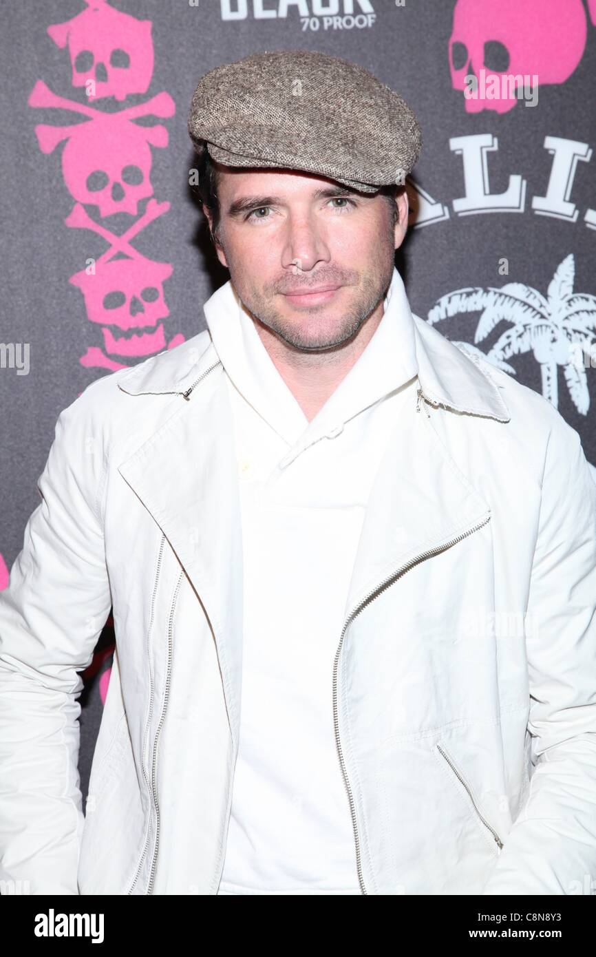 Matthew Settle presso gli arrivi per Malibu nero zombie Skater e Surfer pulcini festa di Halloween, buona unità presso l'Hotel Hudson, New York, NY Ottobre 27, 2011. Foto di: Andres Otero/Everett Collection Foto Stock