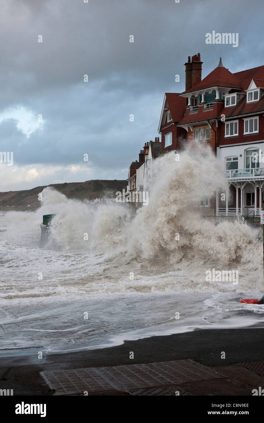 Mare mosso a Sandsend vicino a Whitby, North Yorkshire Foto Stock