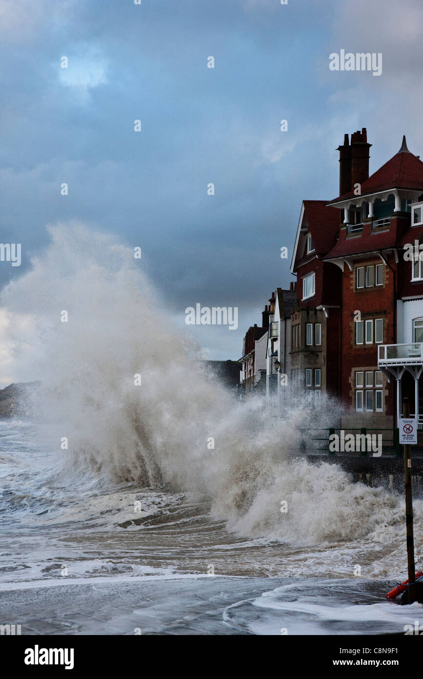 Mare mosso a Sandsend vicino a Whitby, North Yorkshire Foto Stock