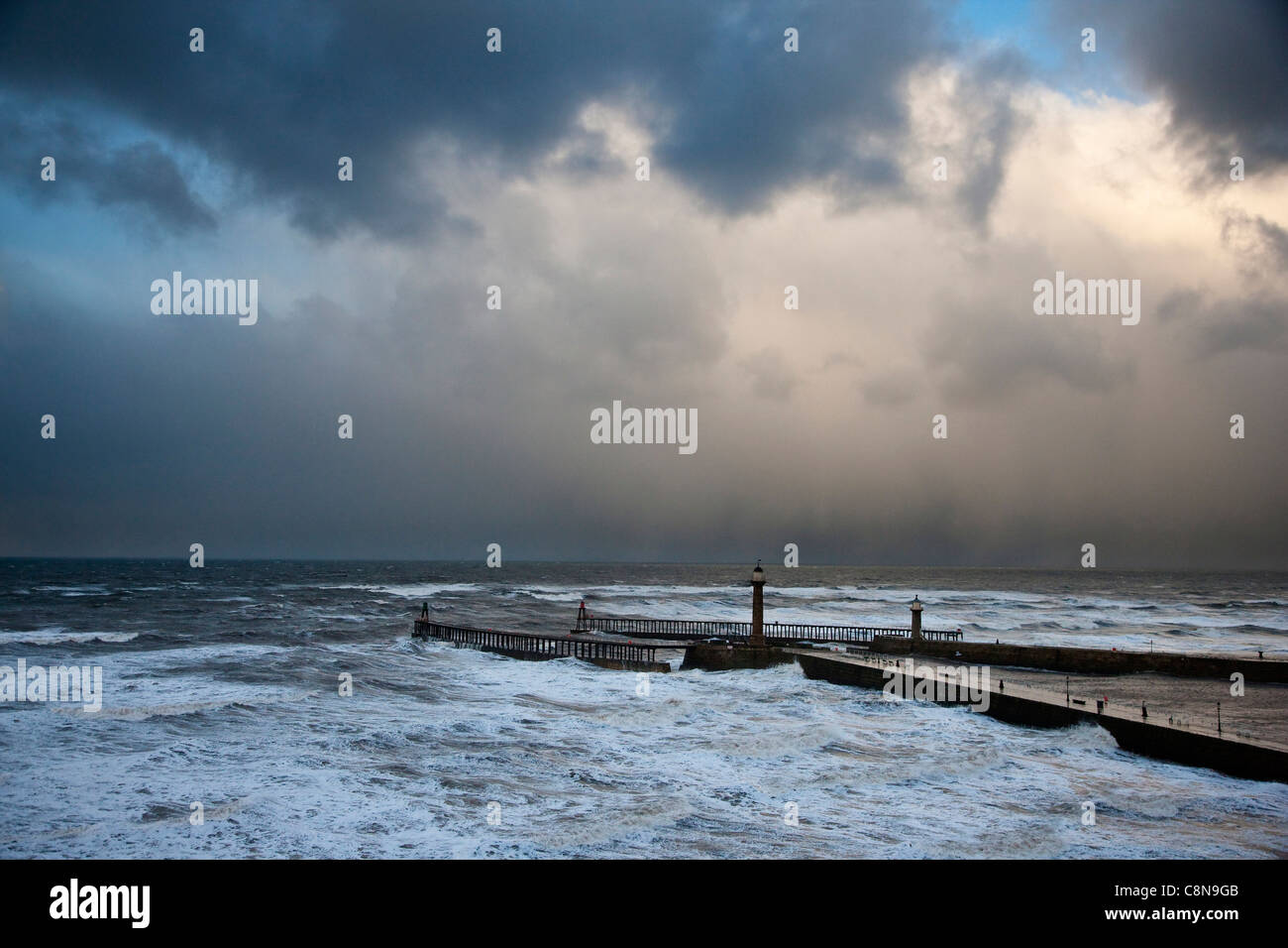 Mare mosso a Whitby, North Yorkshire Foto Stock