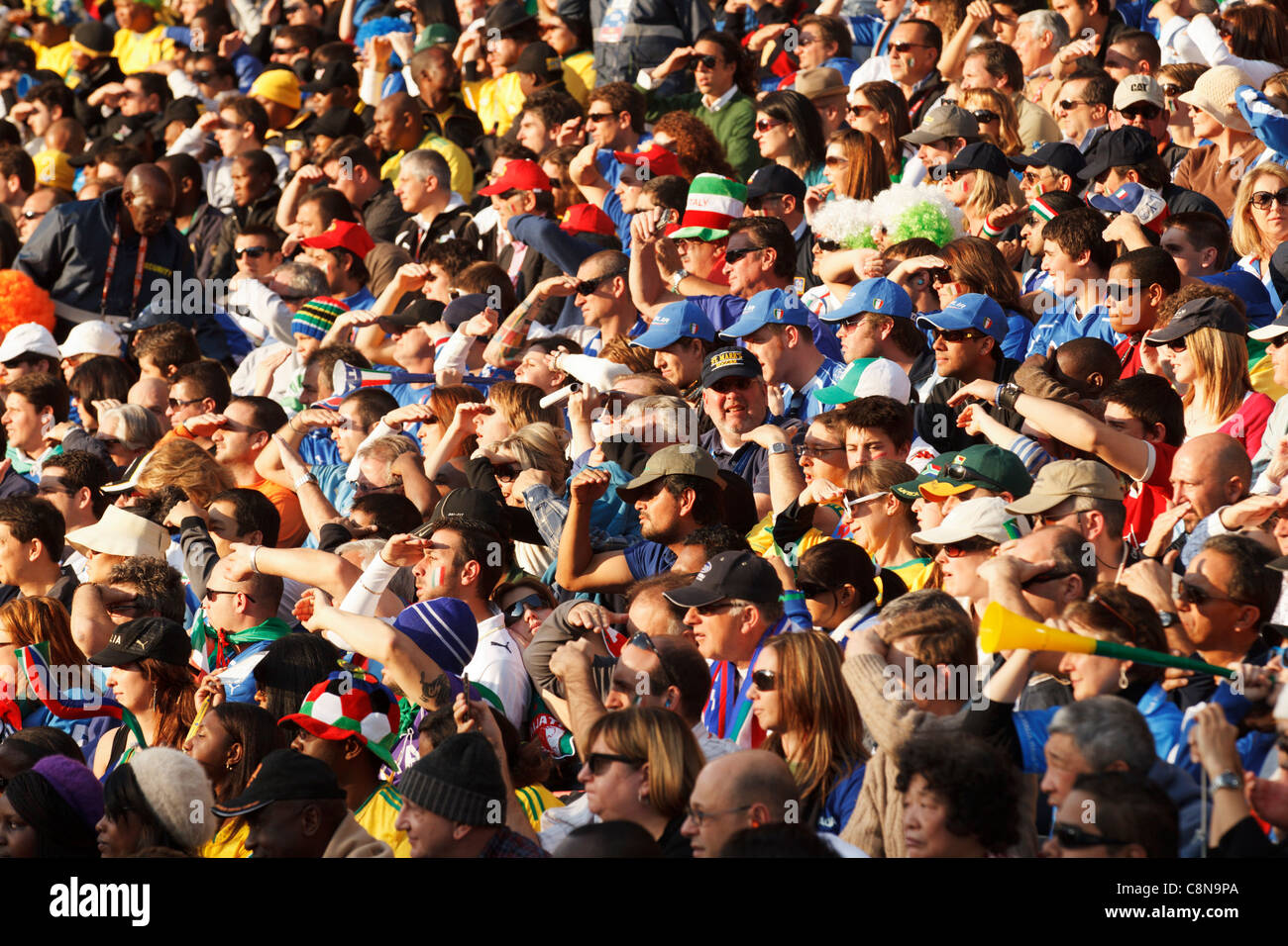 Spettatori guarda una Coppa del Mondo FIFA Group F match tra Italia e Slovacchia Giugno 24, 2010 a Johannesburg, in Sud Africa. Foto Stock