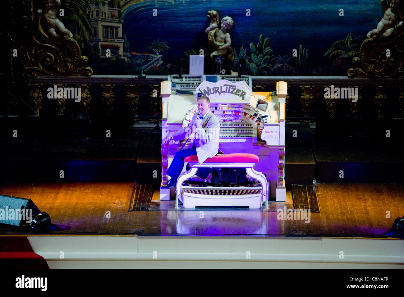 Organista riproduzione del famoso organo Wurlitzer nella sala da ballo di Blackpool, Blackpool, Regno Unito Foto Stock