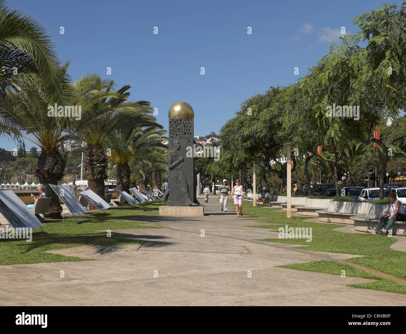 Persone turisti visitatori a piedi da statue lungo il lungomare Funchal Madeira Portogallo UE Europa Foto Stock