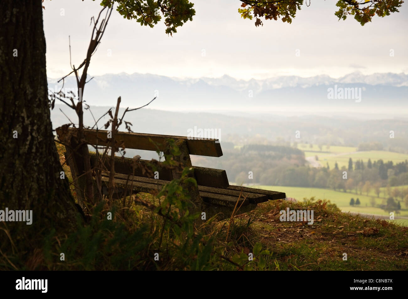 Panca con una vista delle Alpi Bavaresi. Photo Shot in inizio di caduta. Foto Stock