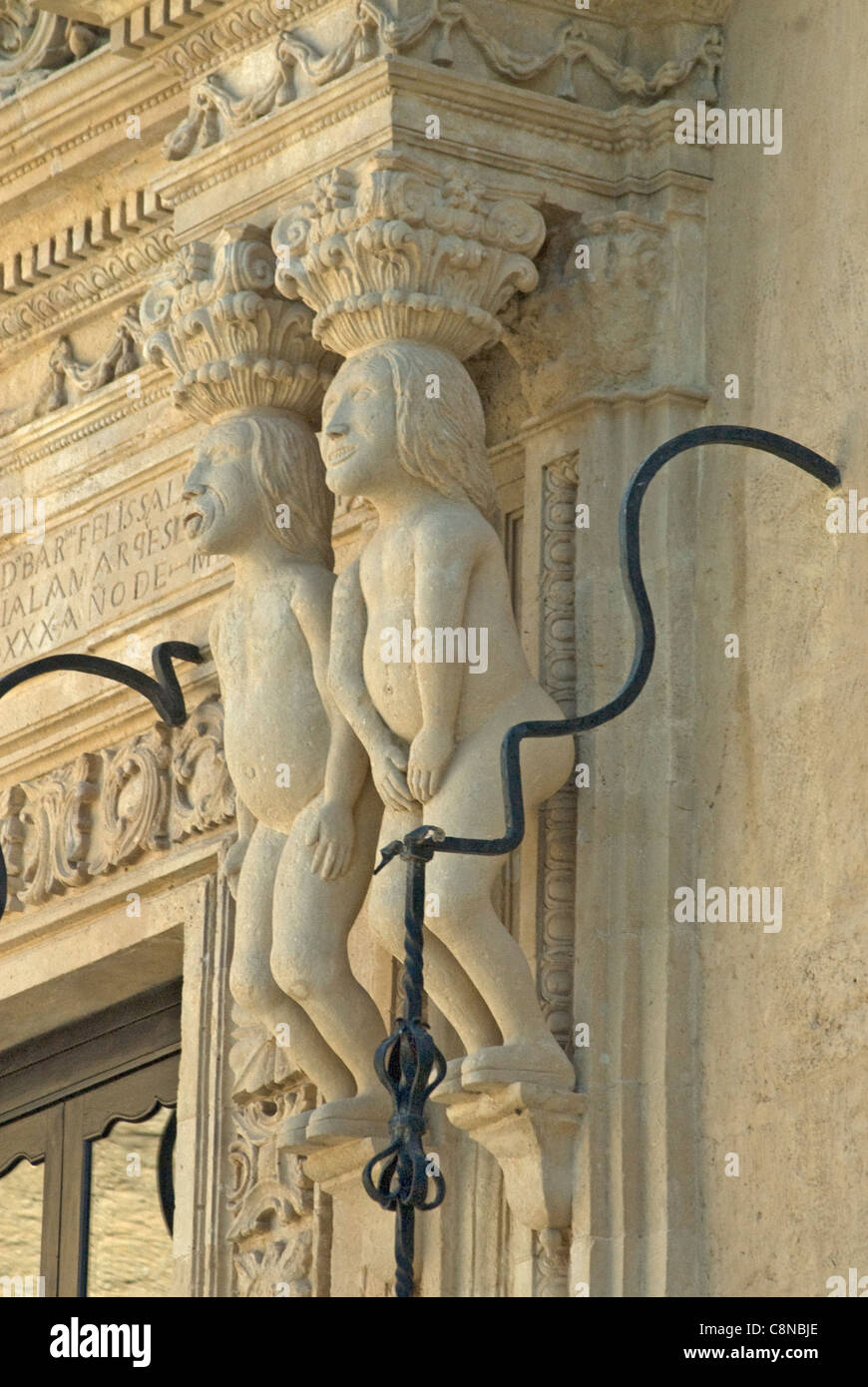 Spagna, Andalusia Pueblos Blancos, facciata ornata dettaglio mostrante le statue Foto Stock