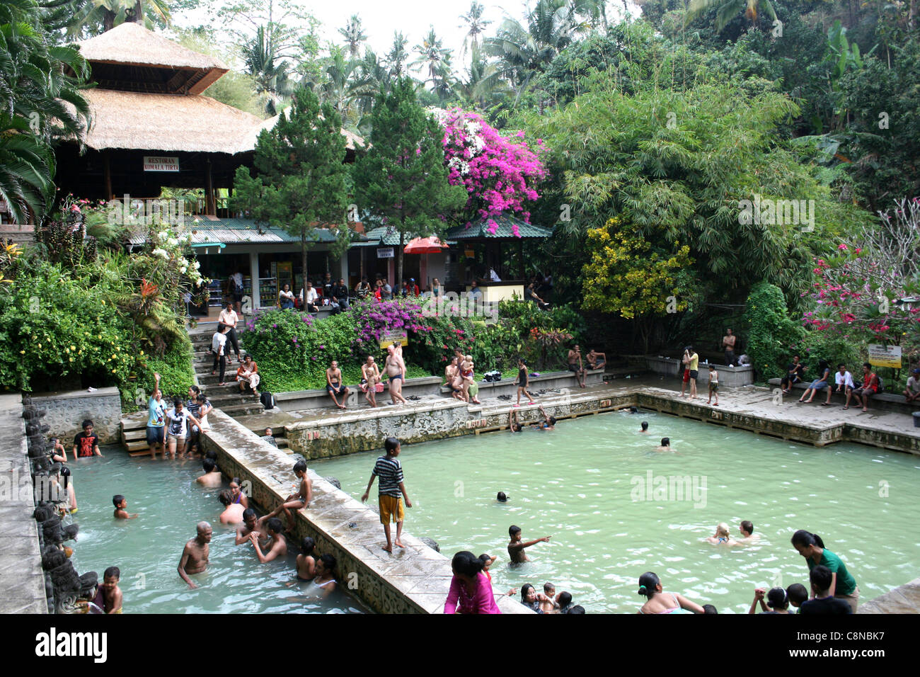 Visitatori godendo il sacro Hot Springs a Bali Foto Stock