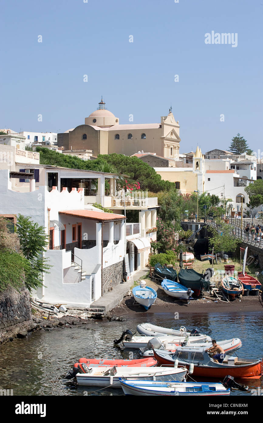 L'Italia, Isole Eolie, Salina, Santa Marina Salina, vista del porticciolo verso la chiesa Foto Stock