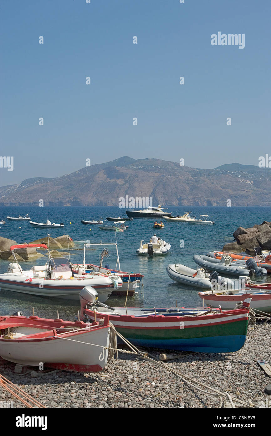 L'Italia, Isole Eolie, Salina, Lingua, vista della spiaggia con varie barche Foto Stock