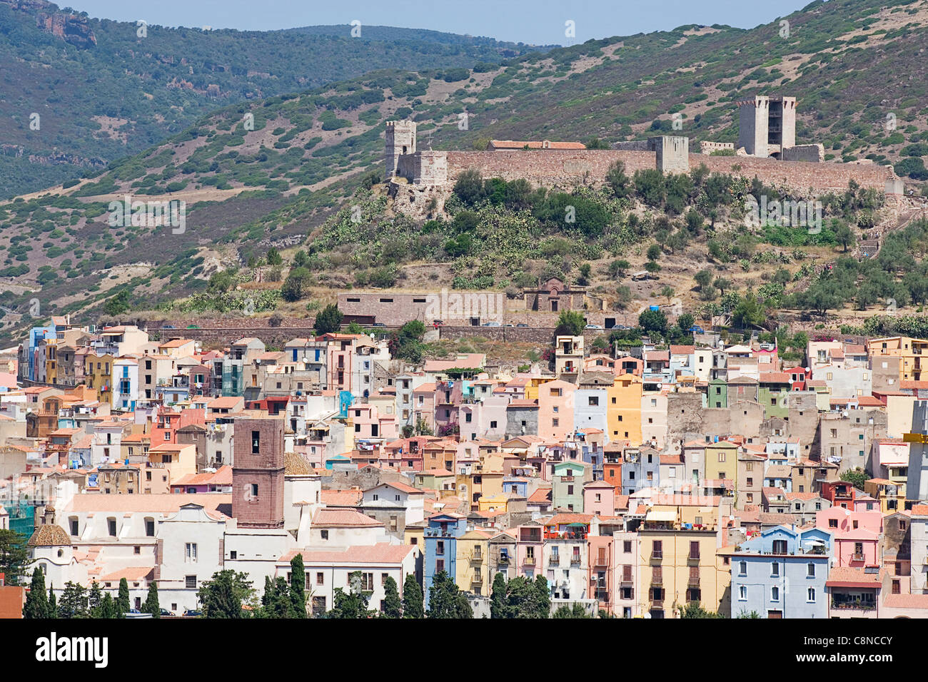 L'Italia, Sardegna, Bosa, Sa Costa il quartiere medievale con Castello di Malaspina sulla sommità della collina Foto Stock