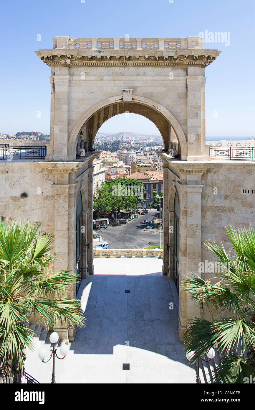 L'Italia, Sardegna, Cagliari, quartiere di Castello e il Bastione di San Remy Terrazza, arco trionfale con vista della città oltre Foto Stock