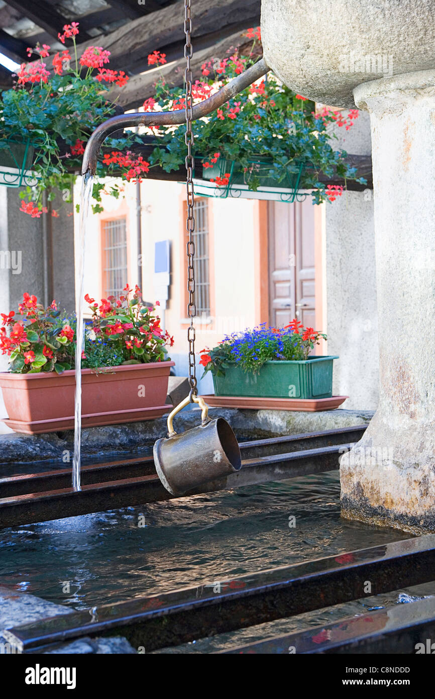 L'Italia, Piemonte, Exilles, borgo fontana con scatole di finestra Foto Stock