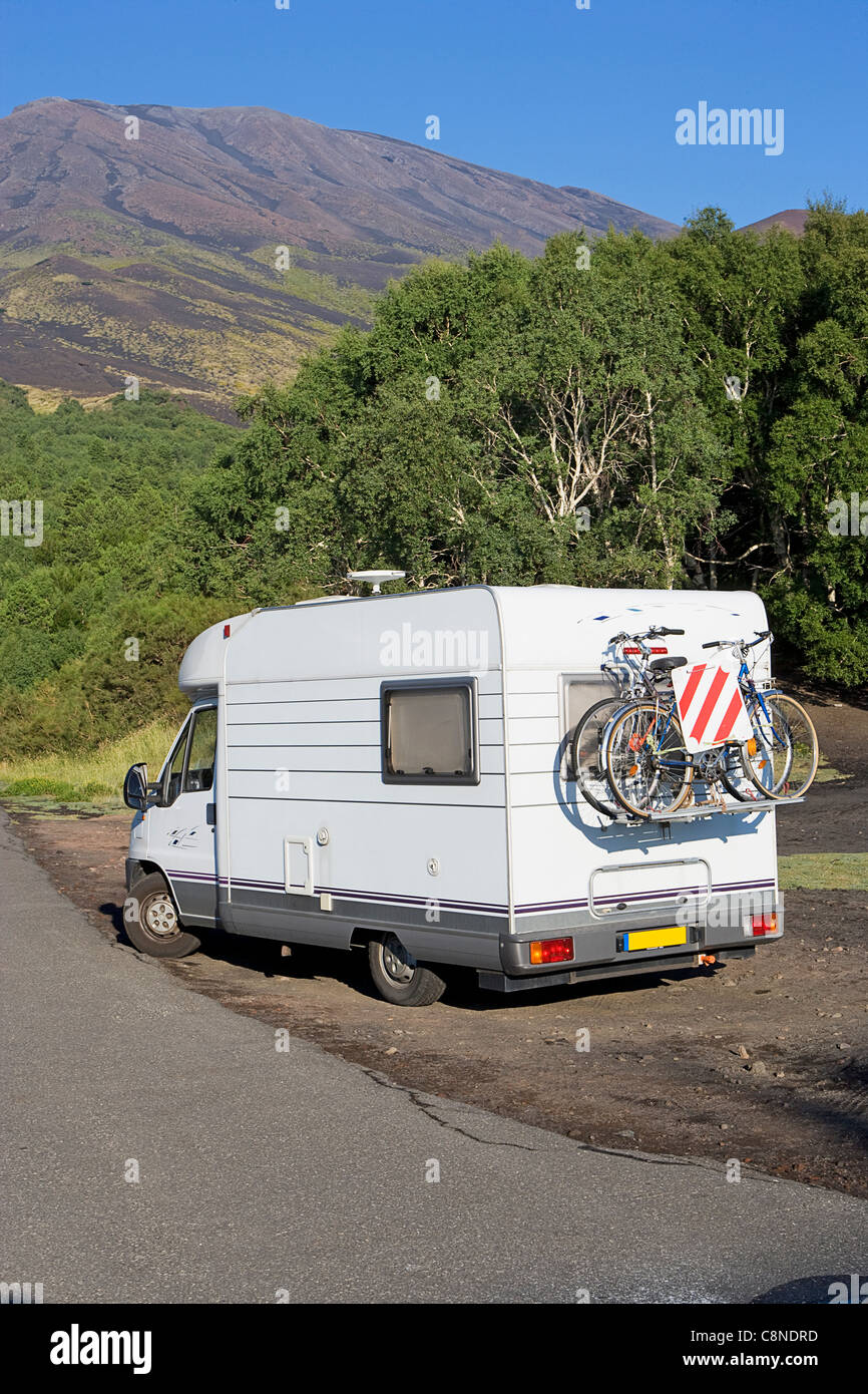 L'Italia, sicilia, Etna, vista del vertice da il Refugio Citelli con camper parcheggiato in primo piano Foto Stock