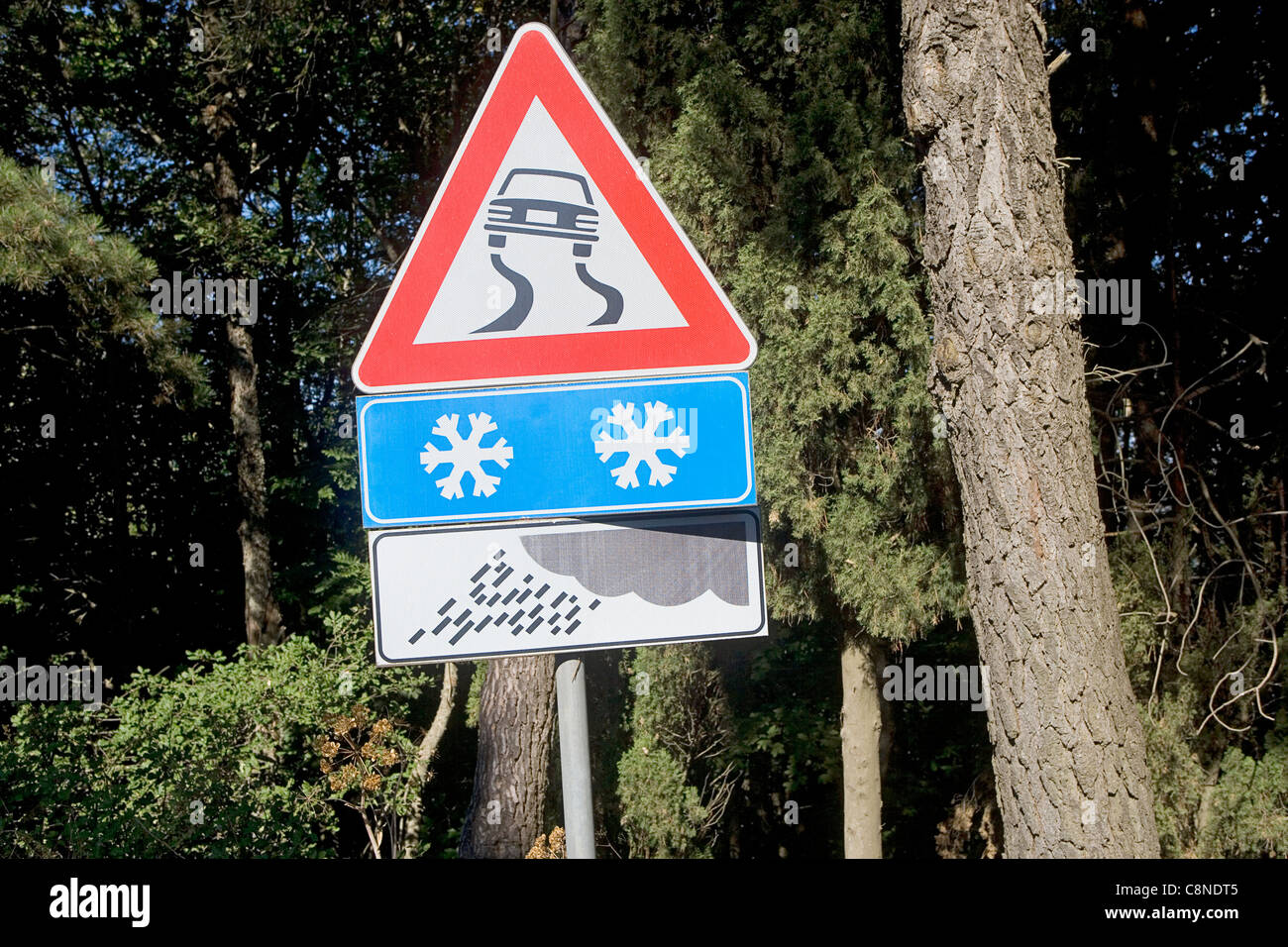 L'Italia, la neve e il fondo stradale sdrucciolevole segni di avvertenza Foto Stock