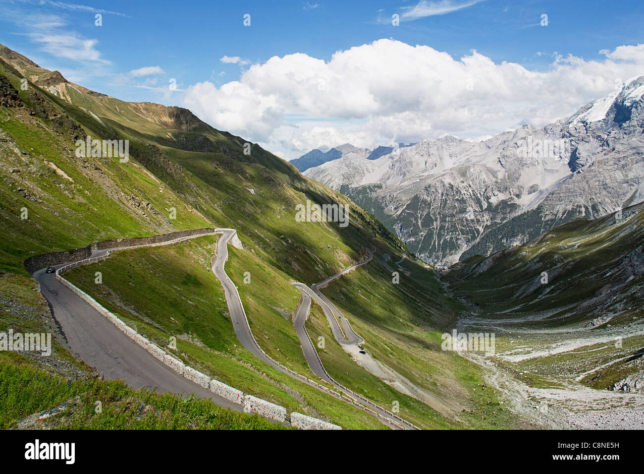 L'Italia, Passo di Stelvio (Passo dello Stelvio, Stelvio), la tortuosa strada di tornanti fino alla cima del Passo Foto Stock