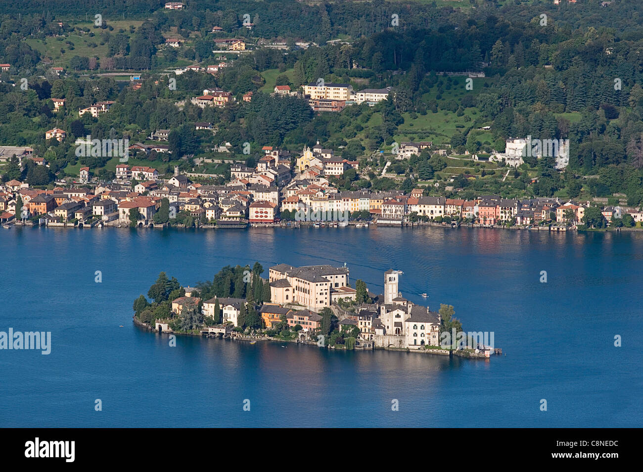 L'Italia, Piemonte, Lago d'Orta, vista dell Isola di San Giulio dal Santuario della Madonna del Sasso Foto Stock