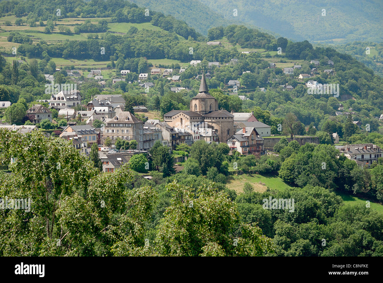 Francia, alti Pirenei, Saint-Savin, vista del villaggio con una chiesa al centro Foto Stock