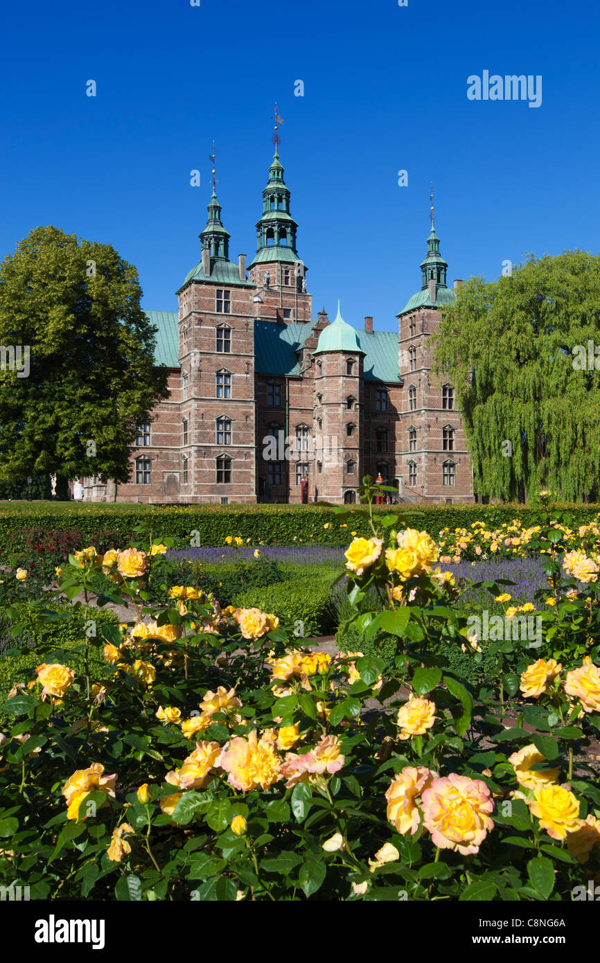 Rosenborg Slot (castello) costruito come casa estiva di 1606-1634 per il re Cristiano IV e il Giardino delle Rose Foto Stock