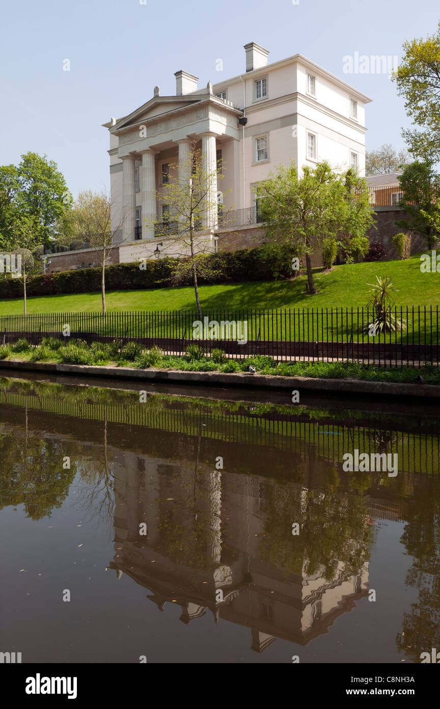 Cattura di un imponente residenza e la sua riflessione in acque ferme del Regents Canal, Londra. Foto Stock