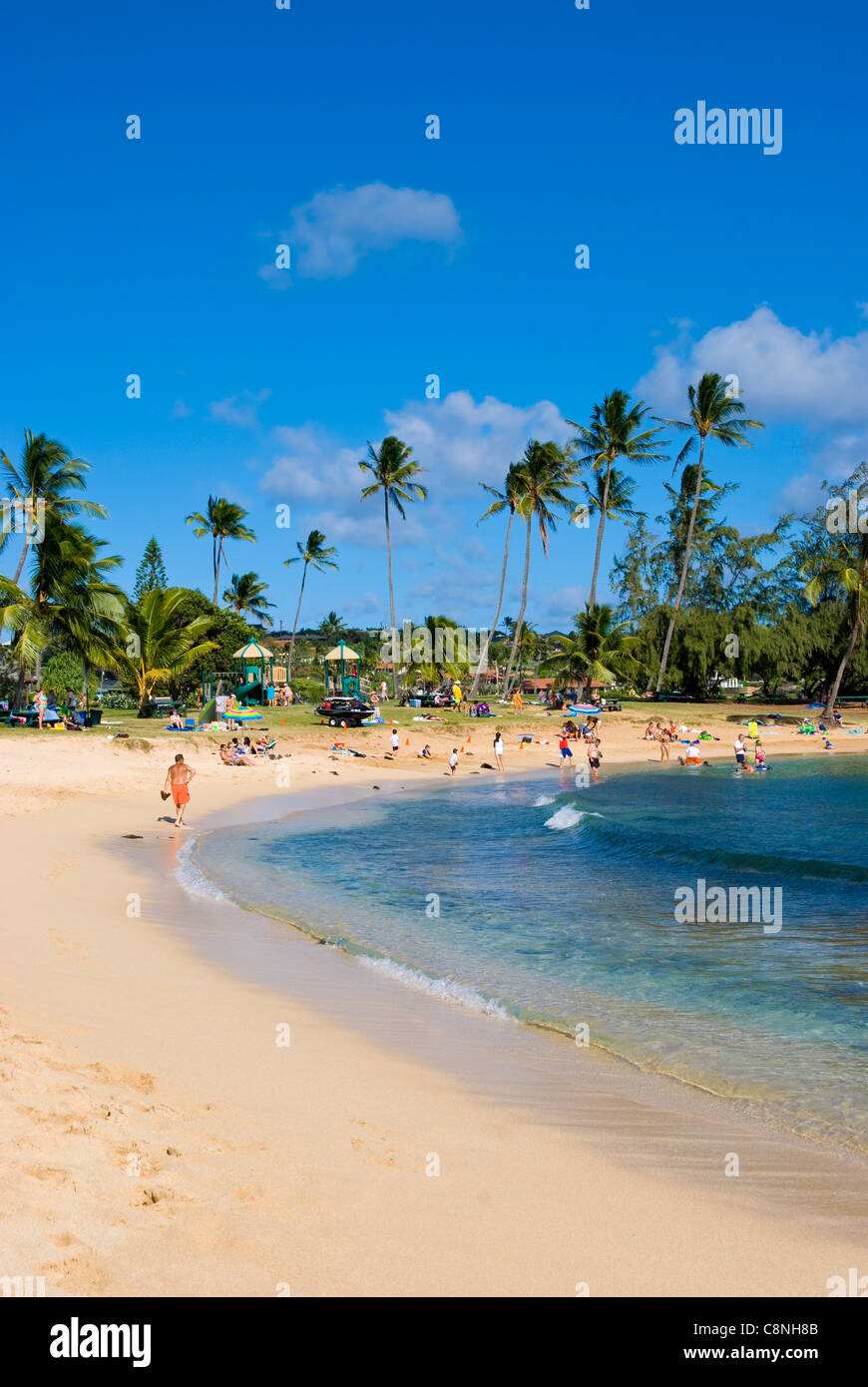 Giornata di sole presso Poipu Beach con spiaggia di sabbia bianca e palme, Kauai Foto Stock