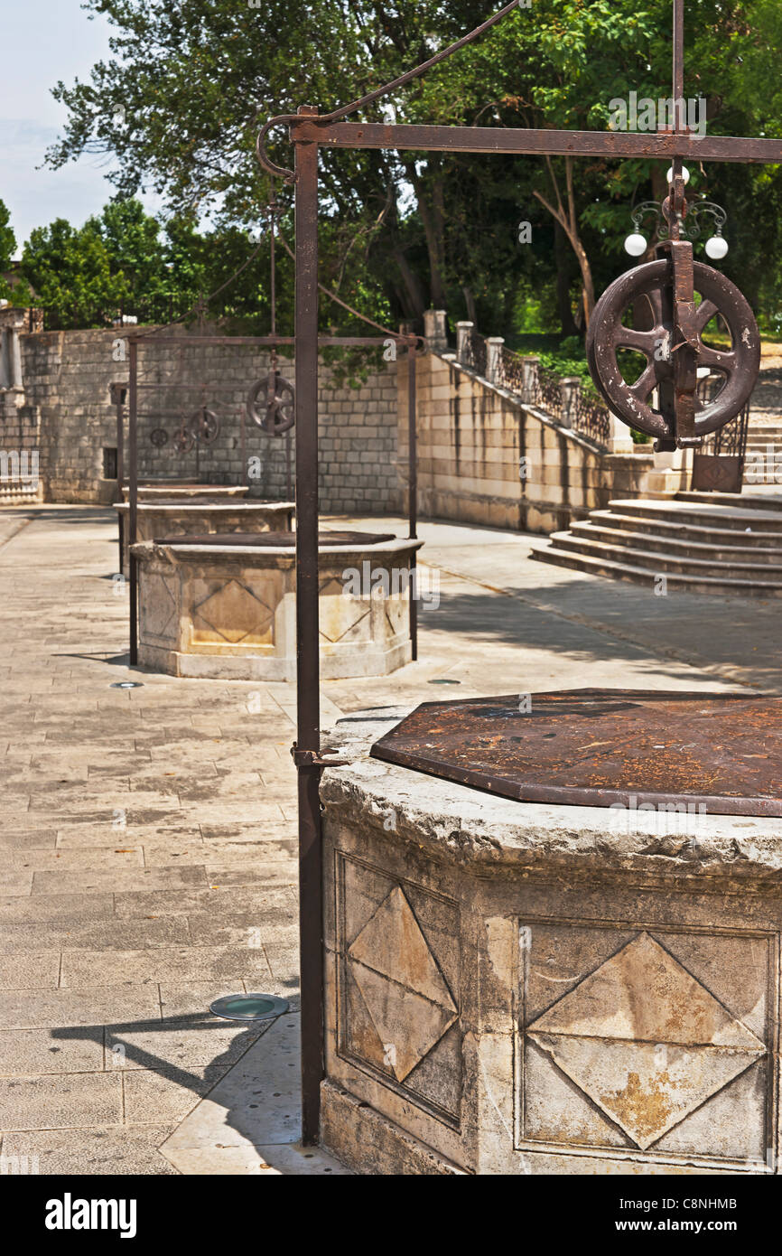 I cinque pozzi Piazza fu costruita intorno al 1574. Essi hanno fornito la città fino al XIX secolo con acqua, Zadar croazia Europa Foto Stock