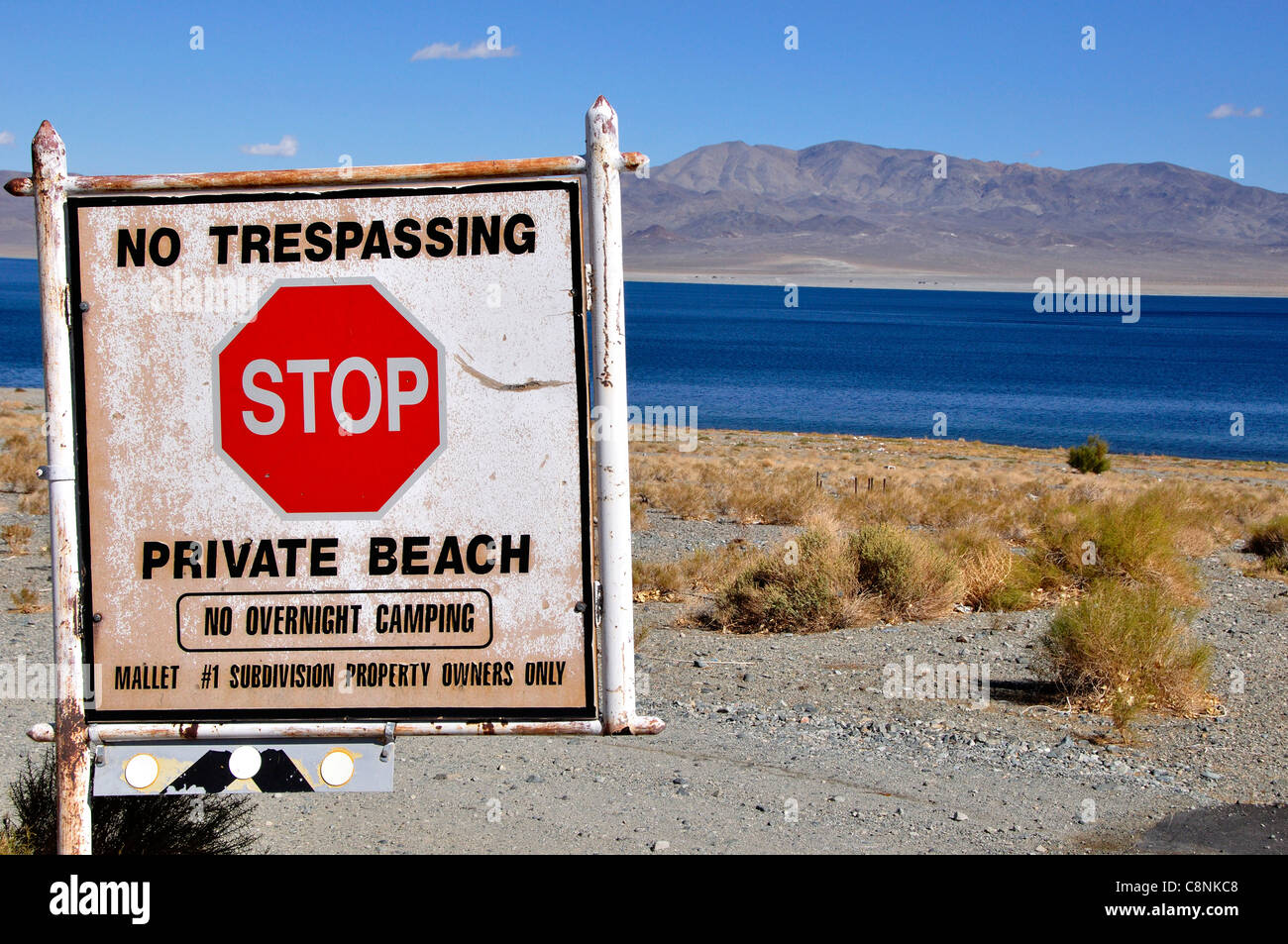 Nessun segno sconfinamenti in corrispondenza di una spiaggia privata sulla sponda occidentale del lago del camminatore Foto Stock