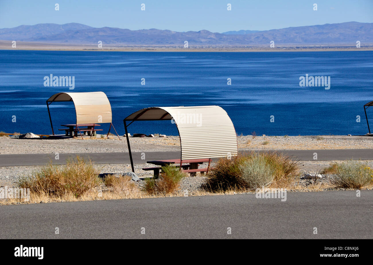 Al riparo tavoli da picnic a Sportsman's Beach Recreation Site sulla sponda occidentale del lago del camminatore Foto Stock