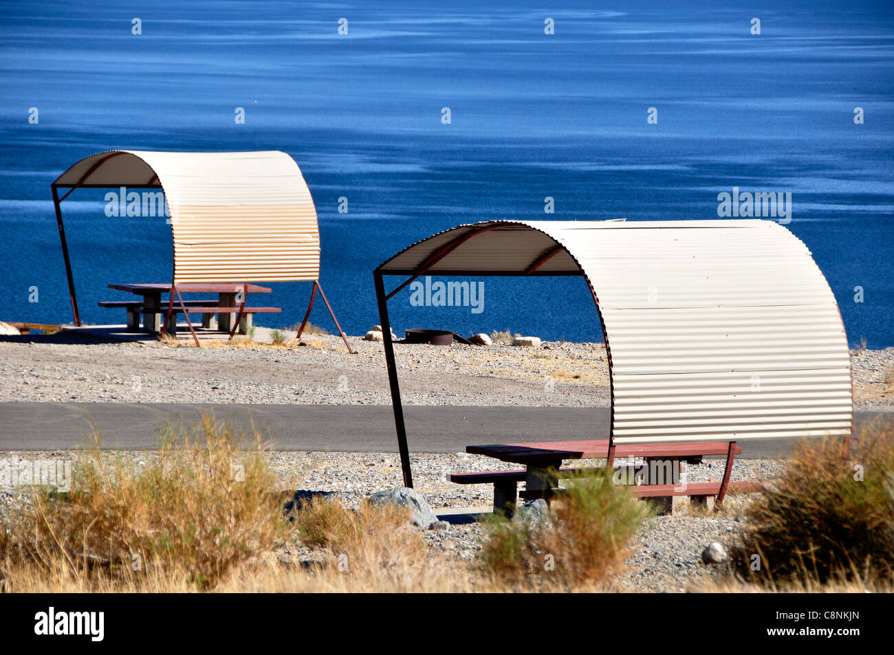 Al riparo tavoli da picnic a Sportsman's Beach Recreation Site sulla sponda occidentale del lago del camminatore Foto Stock