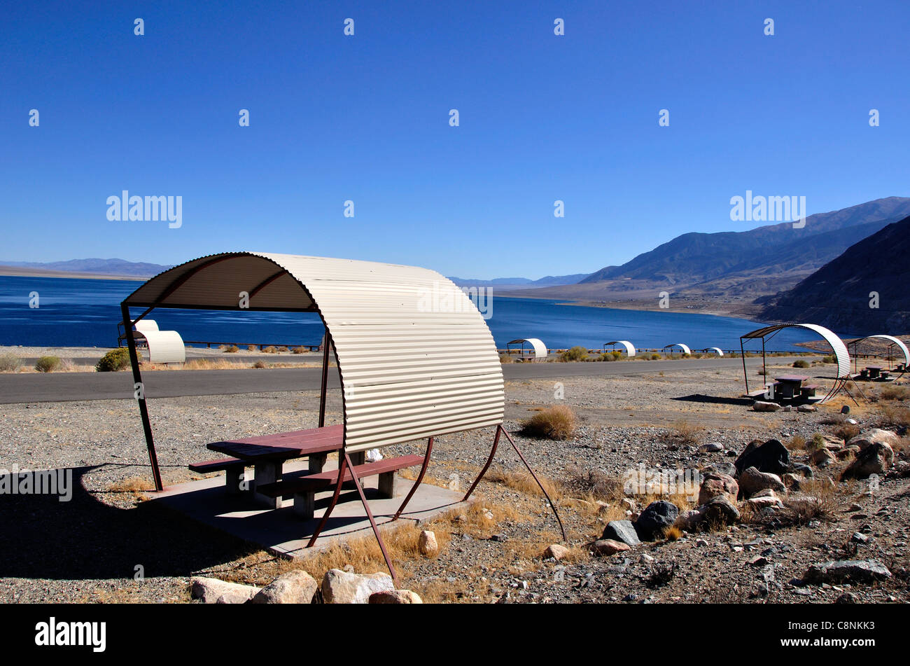 Al riparo tavoli da picnic a Sportsman's Beach Recreation Site sulla sponda occidentale del lago del camminatore Foto Stock