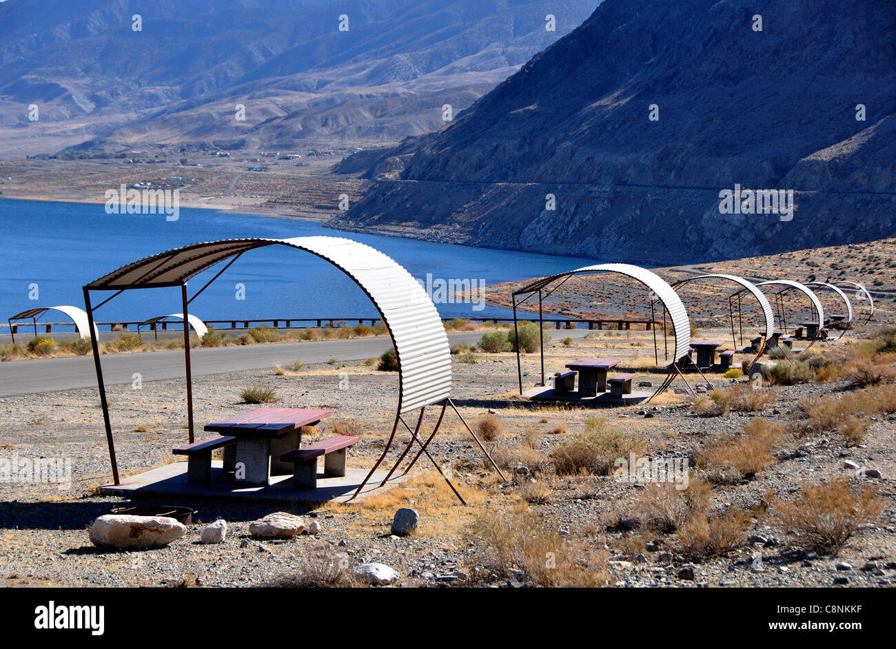 Al riparo tavoli da picnic a Sportsman's Beach Recreation Site sulla sponda occidentale del lago del camminatore Foto Stock