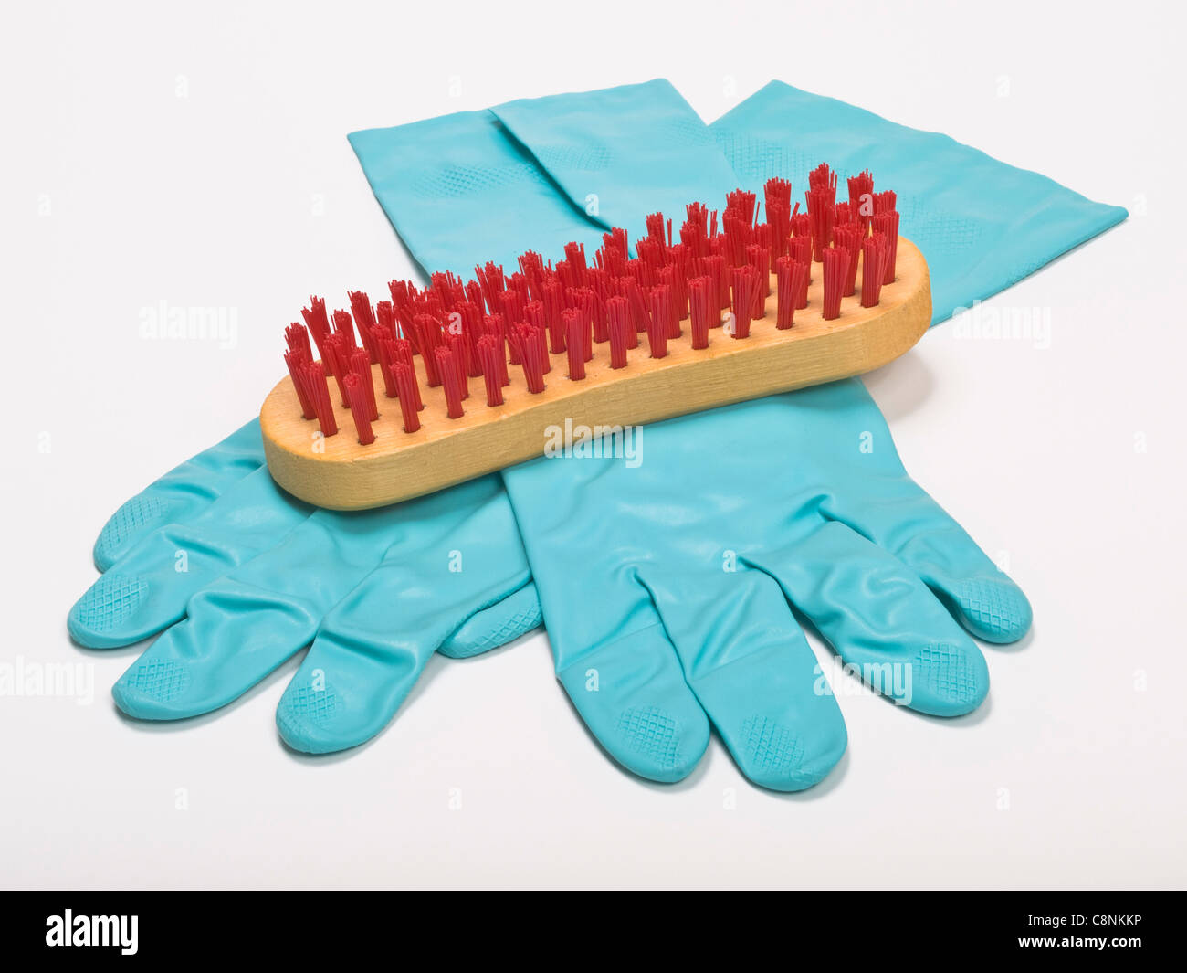 Vista in dettaglio di guanti di gomma e una spazzola con setole di rosso Foto Stock