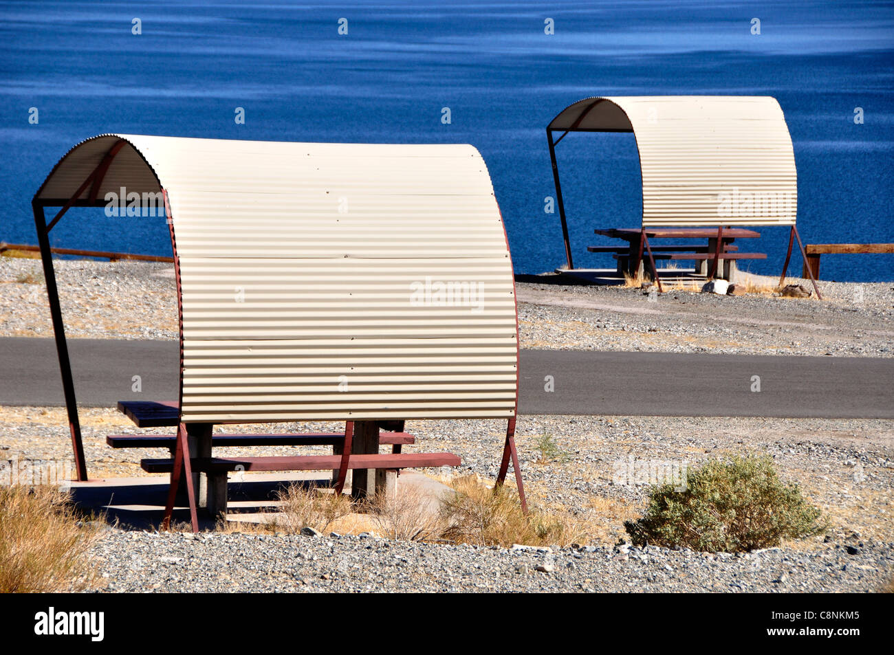 Al riparo tavoli da picnic a Sportsman's Beach Recreation Site sulla sponda occidentale del lago del camminatore Foto Stock