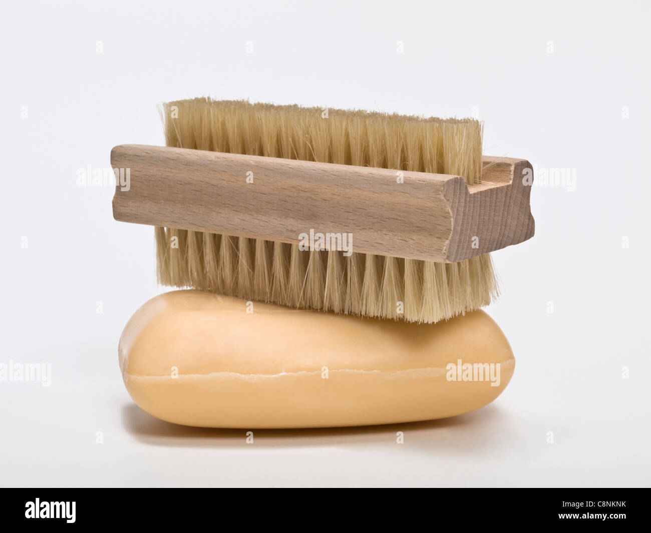 Un pezzo di sapone, su di esso è un Nailbrush Foto Stock