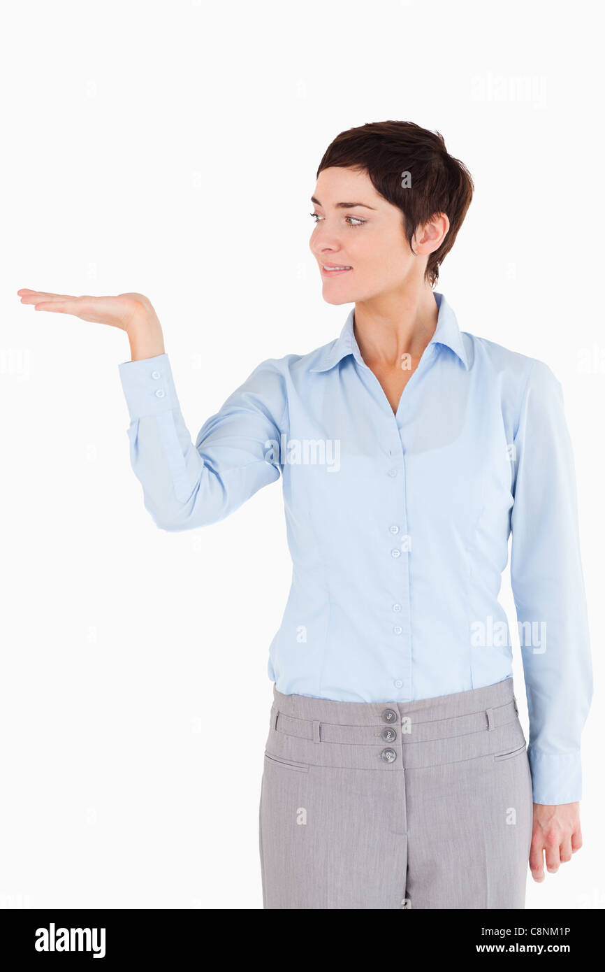 Imprenditrice con una mano aperta per mostrare una copia spazio Foto Stock