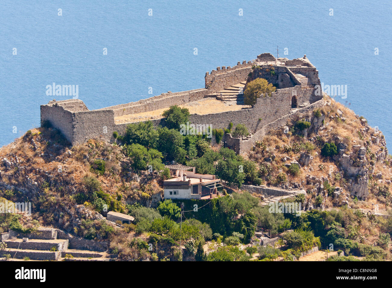 Saraceni castello sopra la città di Taormina, Sicilia, Italia Foto Stock