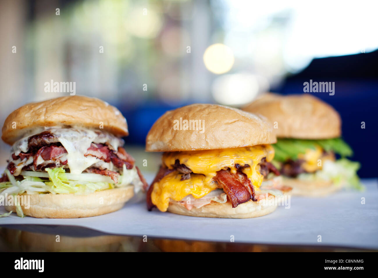 Varie indulgente cheeseburger in diner Foto Stock