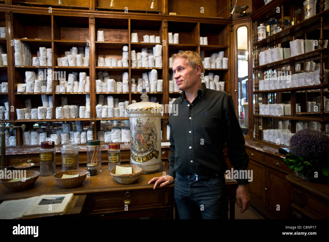 La tradizionale medicina di erbe in pericolo Ritratto di Jean-Pierre Raveneau biologo e medico della farmacia,riflette saggiamente Foto Stock