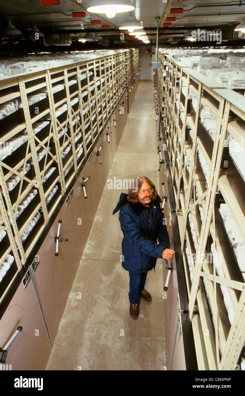 Il personale del National Seed Storage Laboratory di Fort Collins, Colorado, conserva più di 1 milione di campioni di germoplasma vegetale. Qui, il tecnico Jim Bruce ritiera un campione di seme dal deposito di storage -18 ºC per il test. Foto Stock
