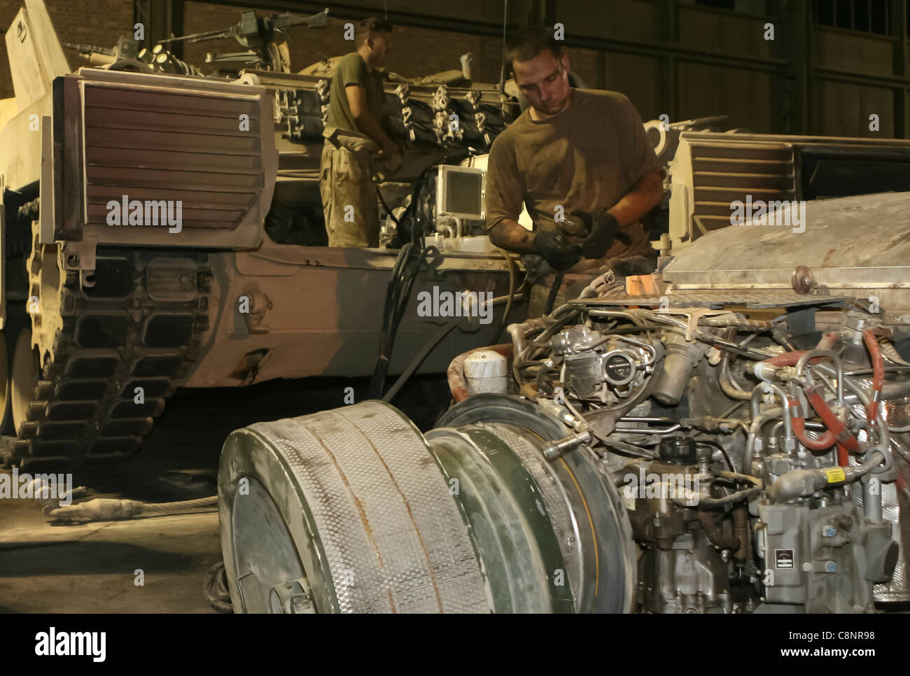 CPL. William Haas, un meccanico di carri armati di 25 anni di Portland,  Ore., collega i cavi di alimentazione e di controllo al motore a turbina a  gas-aria di un carro armato