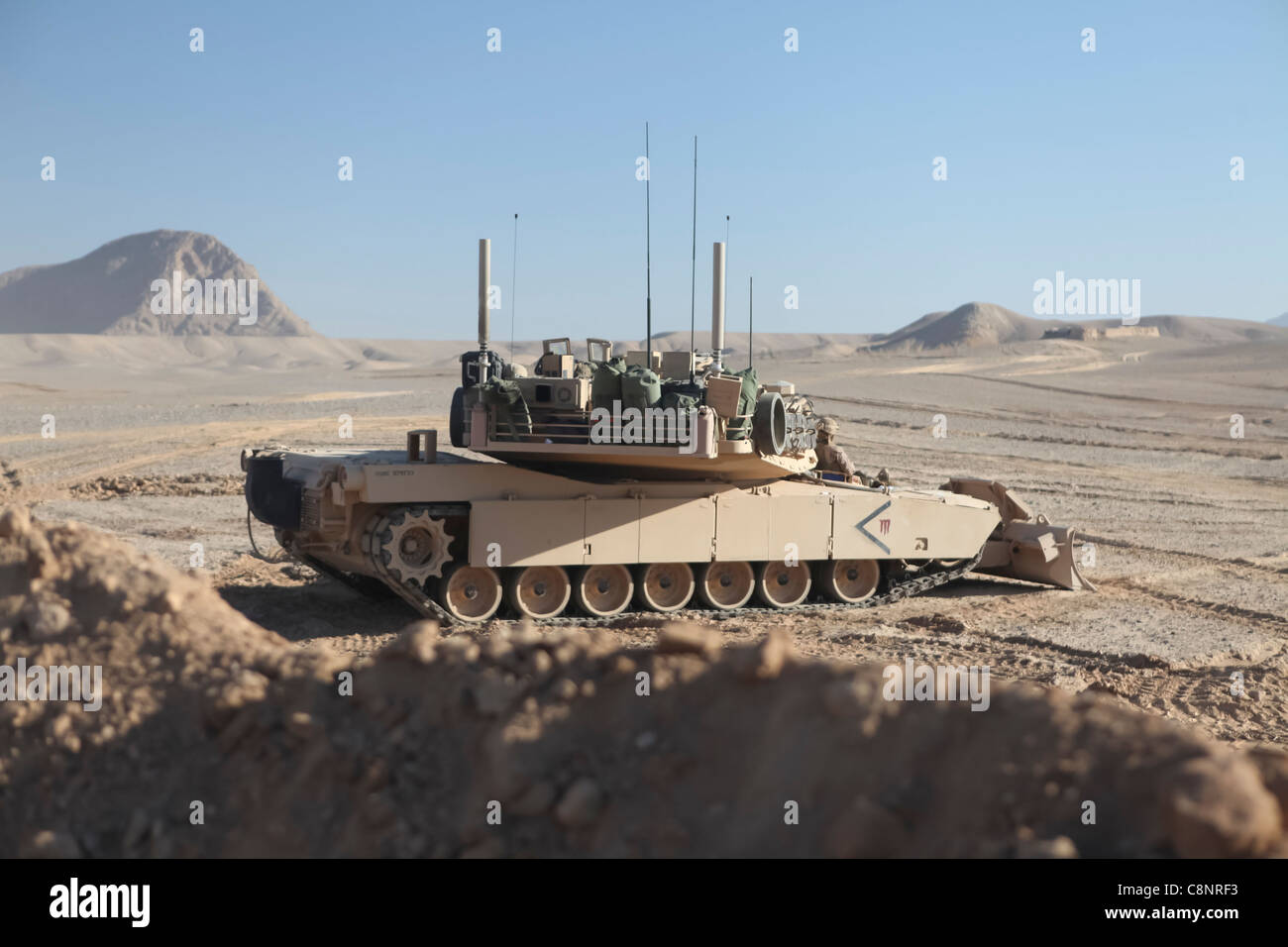 Un carro armato US Marine Corps M1A1 Abrams con 1° carro armato, Delta Company, 1° Battaglione serbatoio, attaccato alla Società L, Battaglione Landing Team 3/8, 26° unità Marine Expeditionary, Regimental Combat Team 2, fornisce sicurezza in tutto il deserto nella provincia di Helmand, Afghanistan, 26 gennaio 2011. Questi sono i primi carri armati statunitensi a dispiegarsi in Afghanistan. Elementi della 26a unità di spedizione marina dispiegati in Afghanistan per fornire sicurezza regionale nella provincia di Helmand a sostegno della forza internazionale di assistenza alla sicurezza. Foto Stock