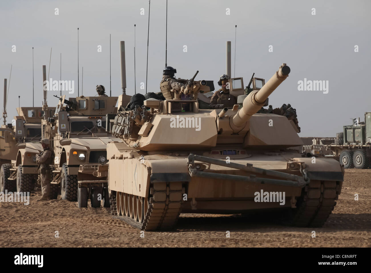 Un carro armato US Marine Corps M1A1 Abrams con 2° serbatoio Platoon, Delta Company, 1° serbatoio Battaglione, attaccato al Battaglione di atterraggio Battaglione 3/8, 26° unità di spedizione marina, Regimental Combat Team 2, si prepara a lasciare il Combat Outpost Ouellette, provincia di Helmand, Afghanistan, 30 gennaio 2011. Delta Company, primo battaglione di carri armati, è stata la prima azienda americana di carri armati a dispiegare in Afghanistan elementi della 26a unità di spedizione marina schierata in Afghanistan per fornire sicurezza regionale nella provincia di Helmand a sostegno della forza internazionale di assistenza alla sicurezza. Foto Stock