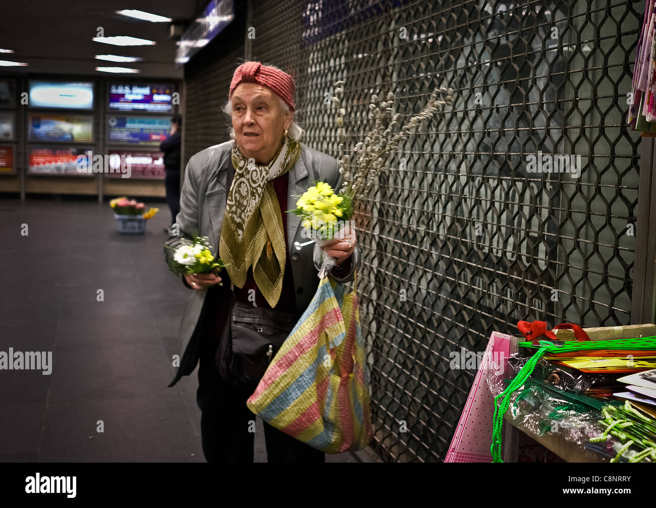 Il reverendo Gabor Ivanyi la speranza dei poveri ungheresi Donna vendita di narcisi in metropolitana Foto Stock