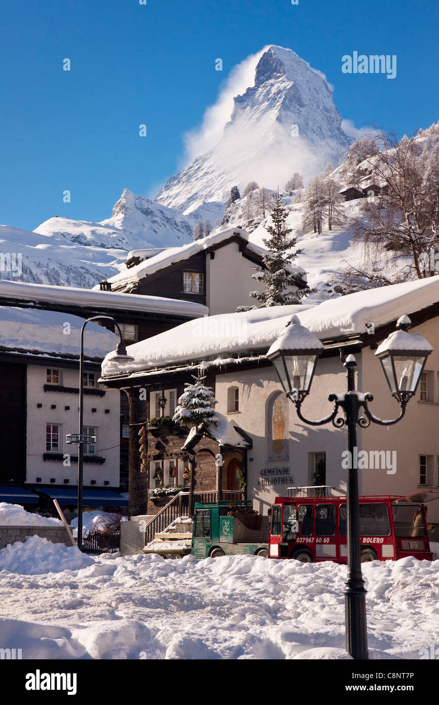 Il Cervino domina gli edifici di Zermatt in Svizzera Foto Stock