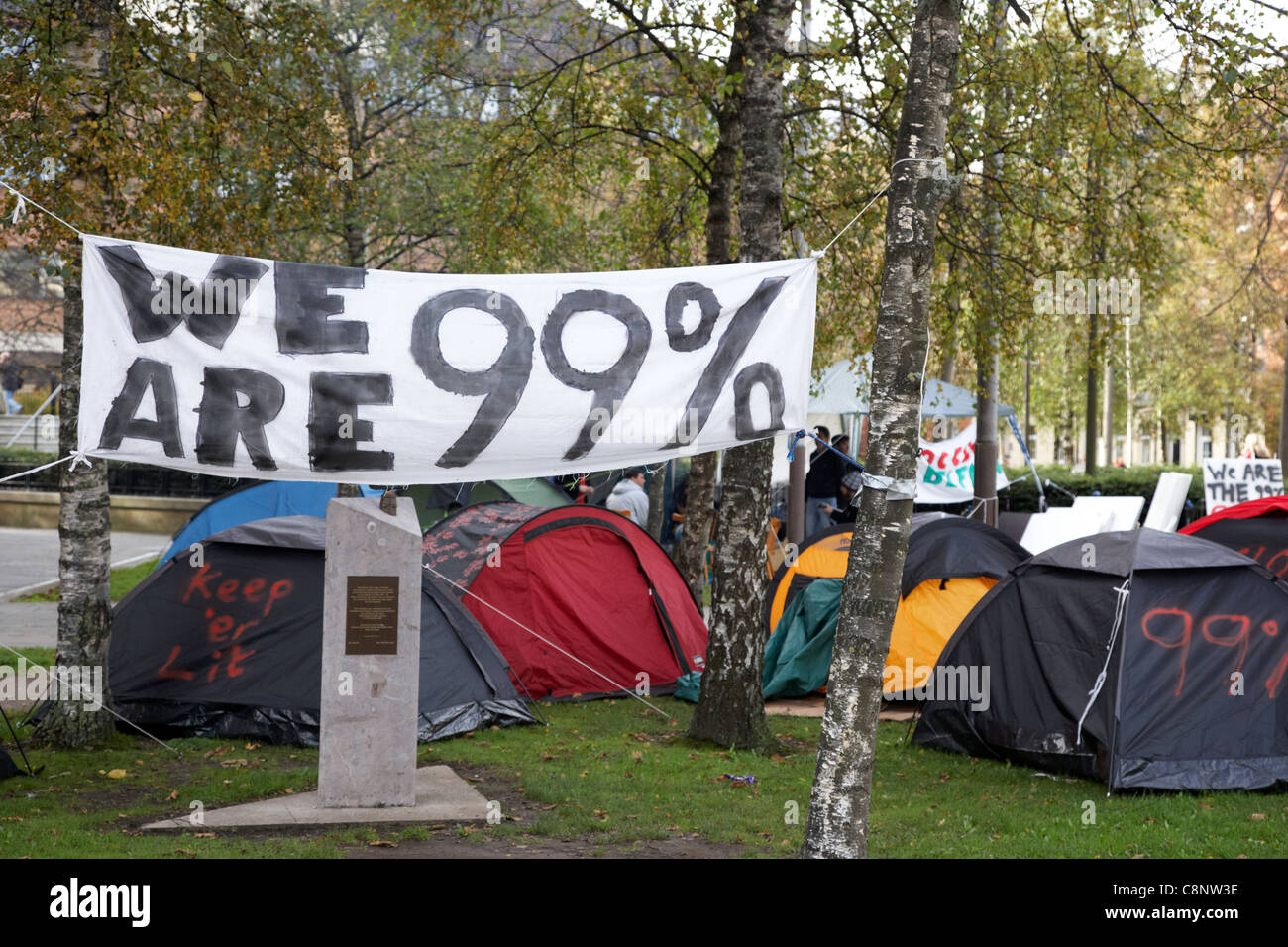 Ci sono 99% di occupare belfast anti tented capitalista protesta in piazza scrittori belfast Irlanda del Nord Regno Unito Foto Stock