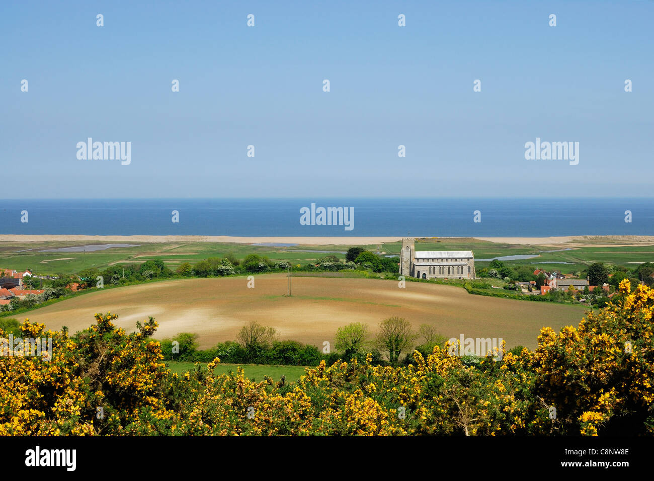 Salthouse village e St Nicolas Church, sulla costa di Norfolk, East Anglia, UK, guardando verso il mare. Foto Stock