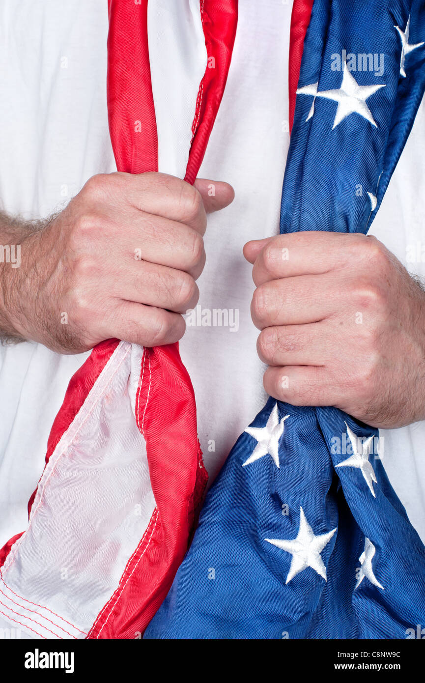 Un uomo patriottica detiene una bandiera americana intorno al suo collo. Foto Stock