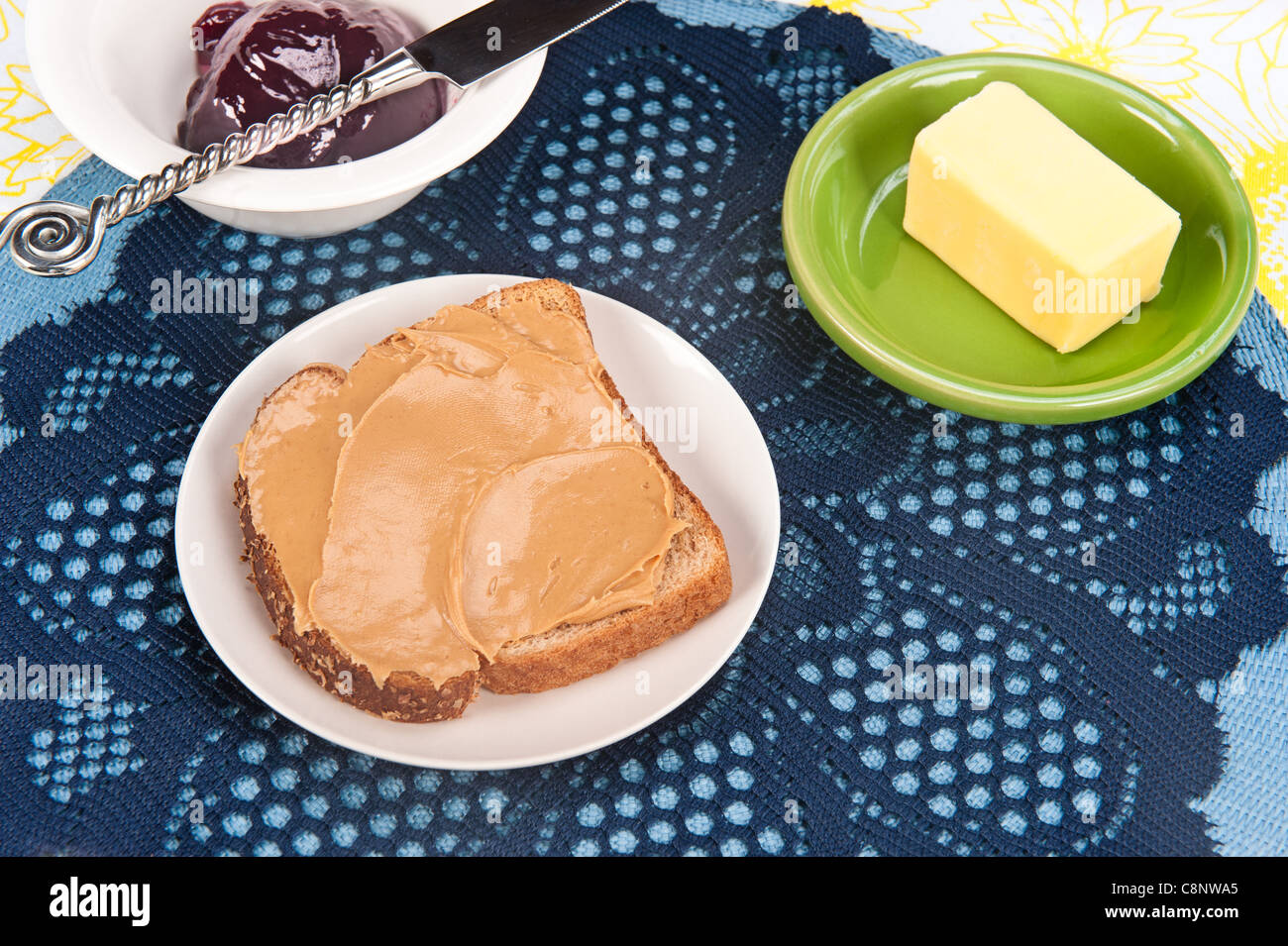 Una impostazione di un sandwich al burro di arachidi con marmellata e burro Foto Stock