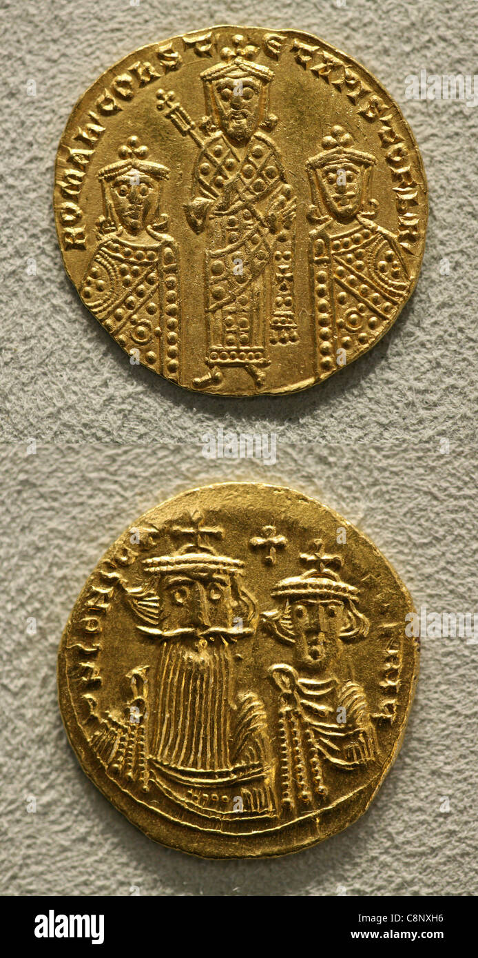 Oro bizantino solidus monete sul display al Bode Museum di Berlino,  Germania. Top moneta è il gold solidus dell imperatore bizantino Costantino  VII Porphyrogennetos (al centro) rappresentato con la sua co-governante  Romanos
