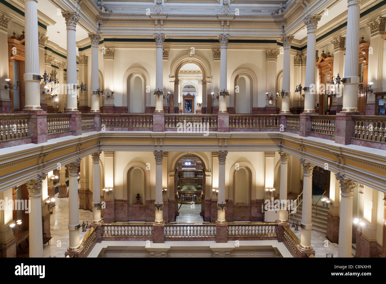 Due livelli di atrium all'interno di Colorado State Capitol Building a Denver Foto Stock