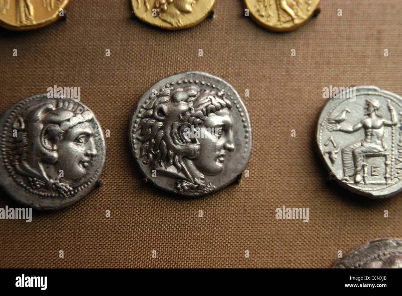 Il Greco antico monete di Alessandro il Grande dalla raccolta numismatica del Pergamon Museum di Berlino in Germania. Foto Stock